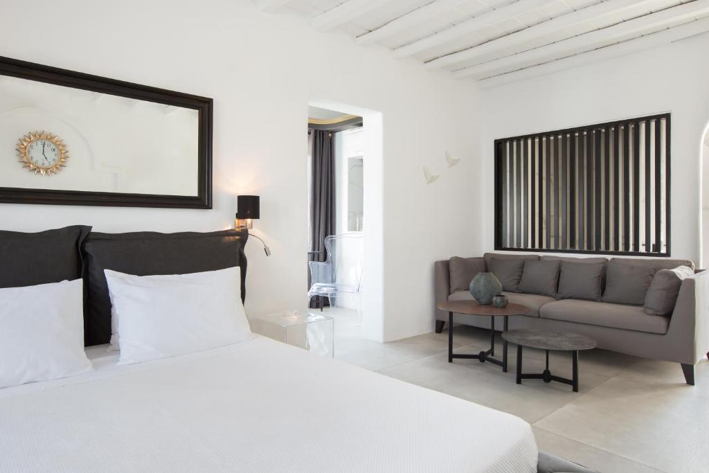 Postel nebo postele na pokoji v ubytování Kivotos Mykonos - Preferred Hotels & Resorts