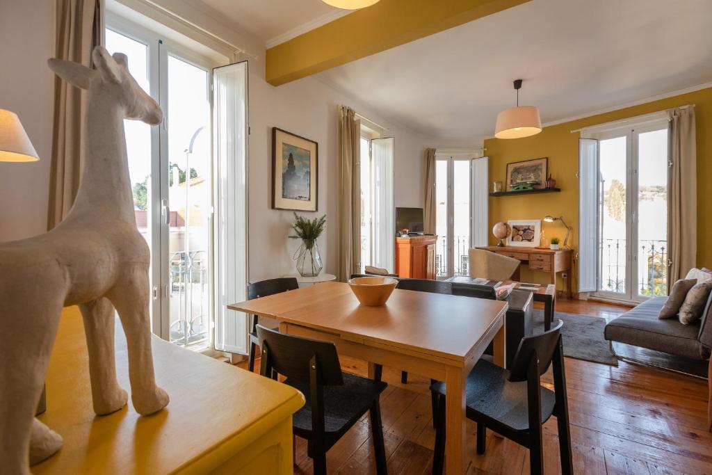 een woonkamer met een tafel en een beeld van een giraf bij Bright Apartment with Two Bedrooms - BP31 in Lissabon