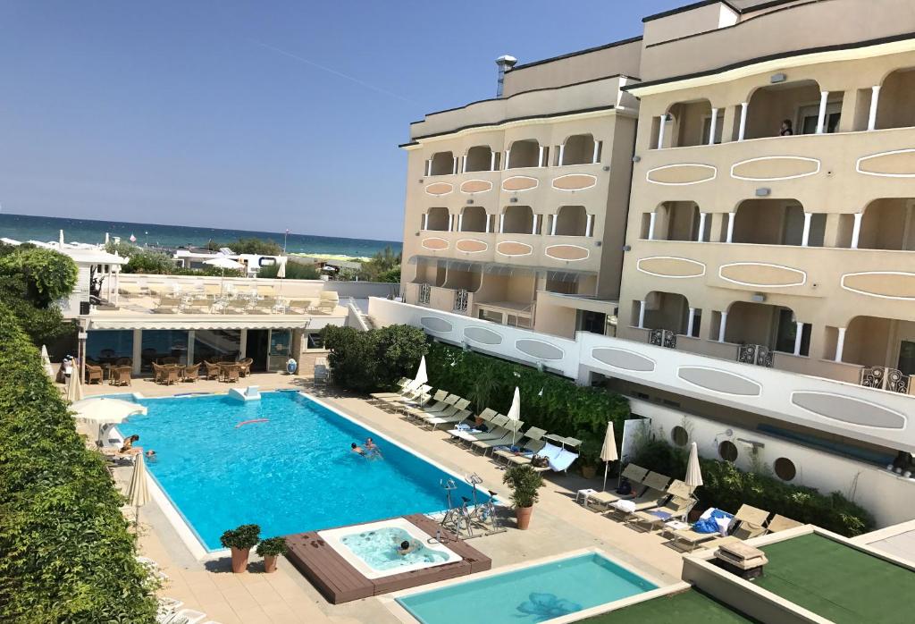  Elle offre une vue aérienne sur un hôtel doté d'une piscine. dans l'établissement Hotel Derby Exclusive, à Milano Marittima