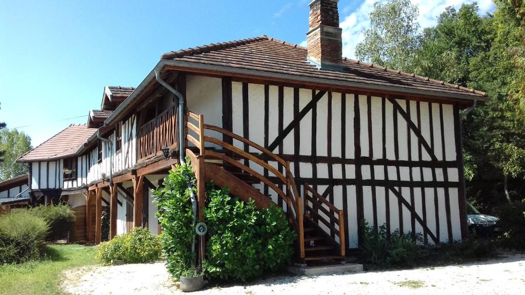 ein kleines Haus mit einem schwarz-weißen Dach in der Unterkunft Les Fortelles in Châtillon-sur-Broué