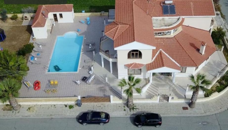 uma vista aérea de uma casa com piscina em Mansion 12 em Larnaka