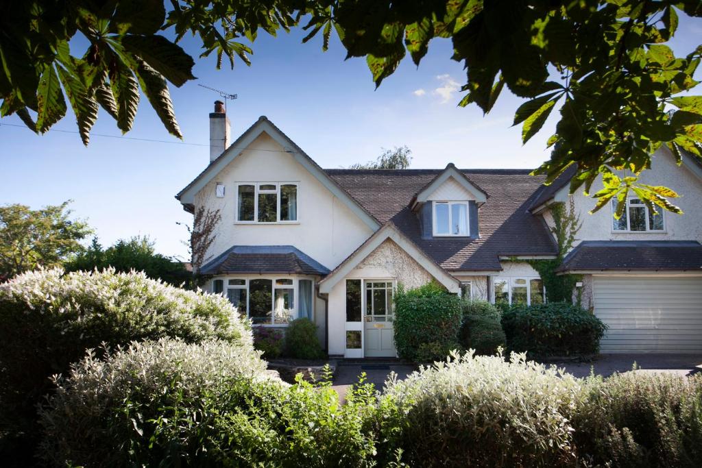 una casa blanca con techo negro en Quorn Farmhouse en Quorndon