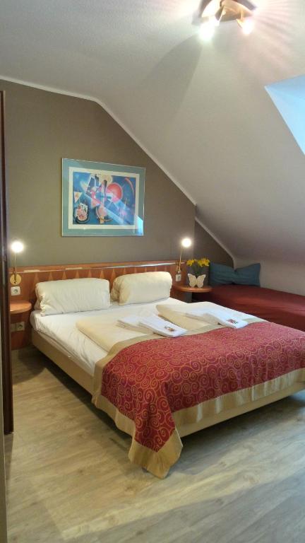 Postel nebo postele na pokoji v ubytování Hotel Alt Montjoie