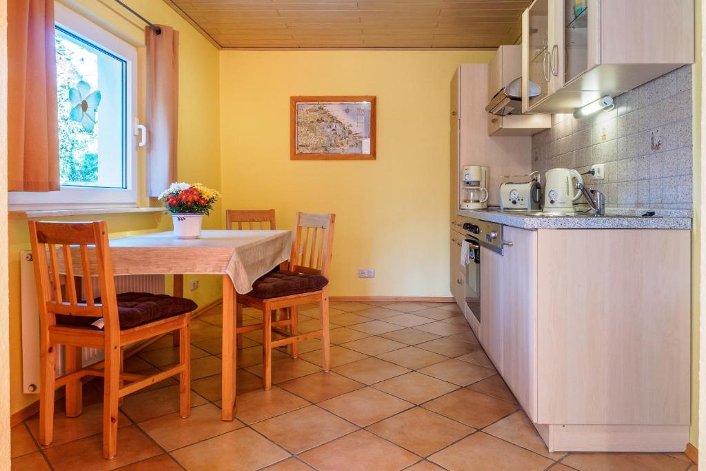 cocina con mesa y sillas en una habitación en Gartenhaus im Ostseebad Trassenheide en Trassenheide