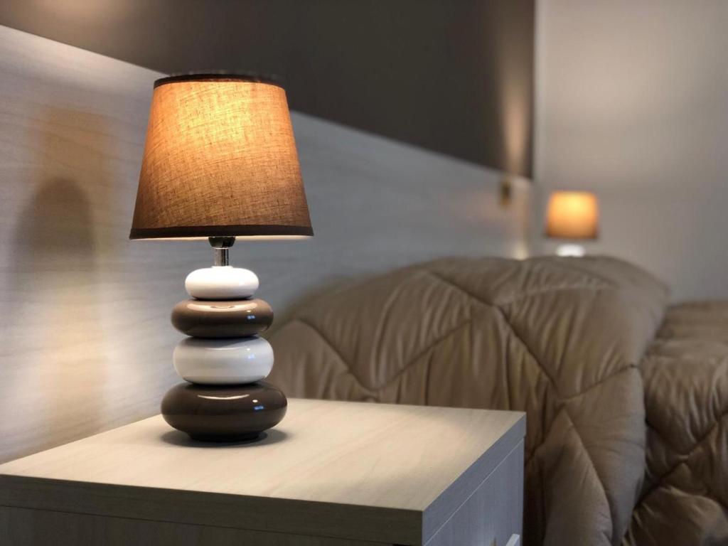 una lámpara sentada en una mesa junto a un sofá en Guest House Margherita, en Albignasego