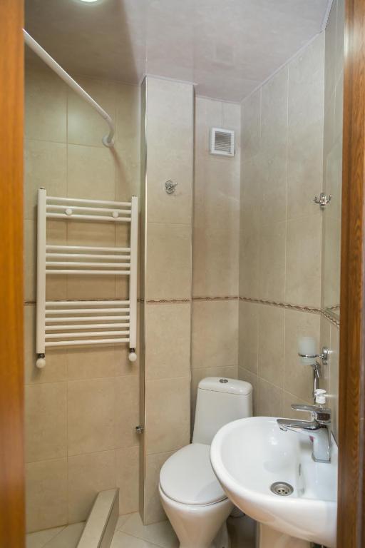 Koupelna v ubytování Atlant Hotel