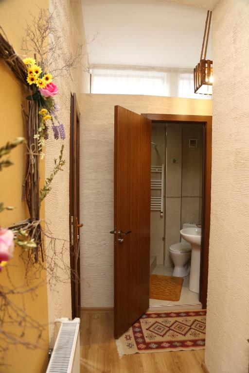Koupelna v ubytování Atlant Hotel