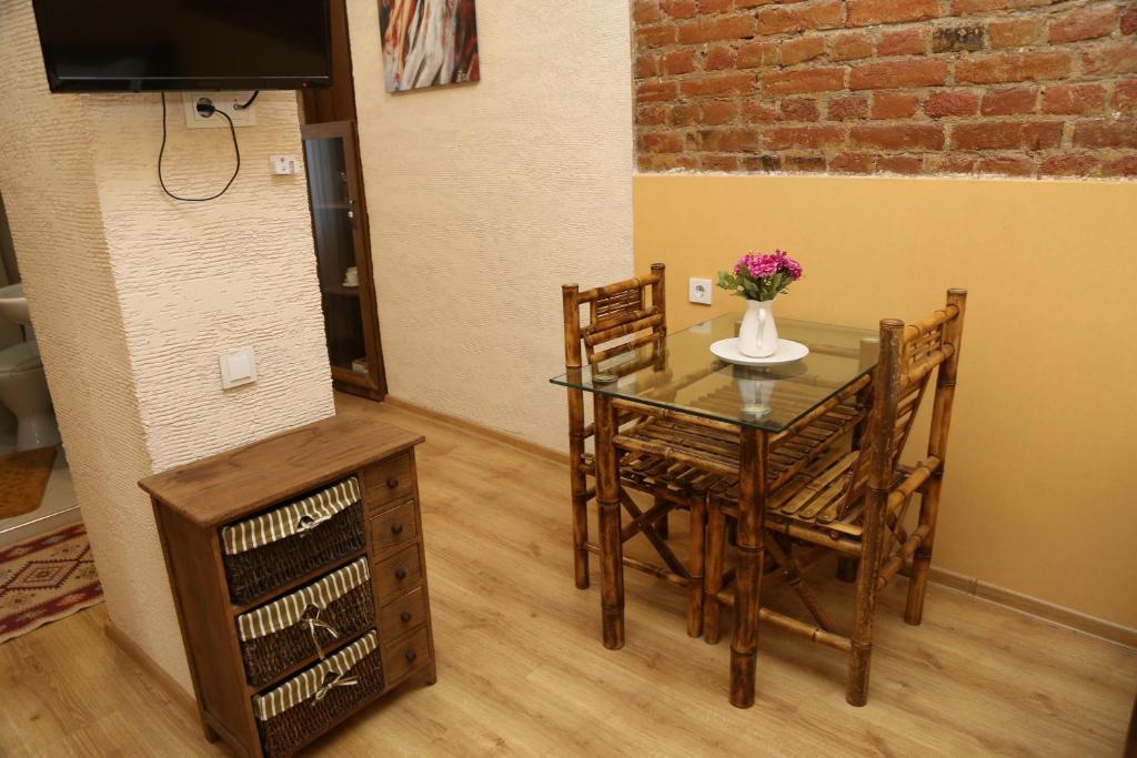 TV a/nebo společenská místnost v ubytování Atlant Hotel