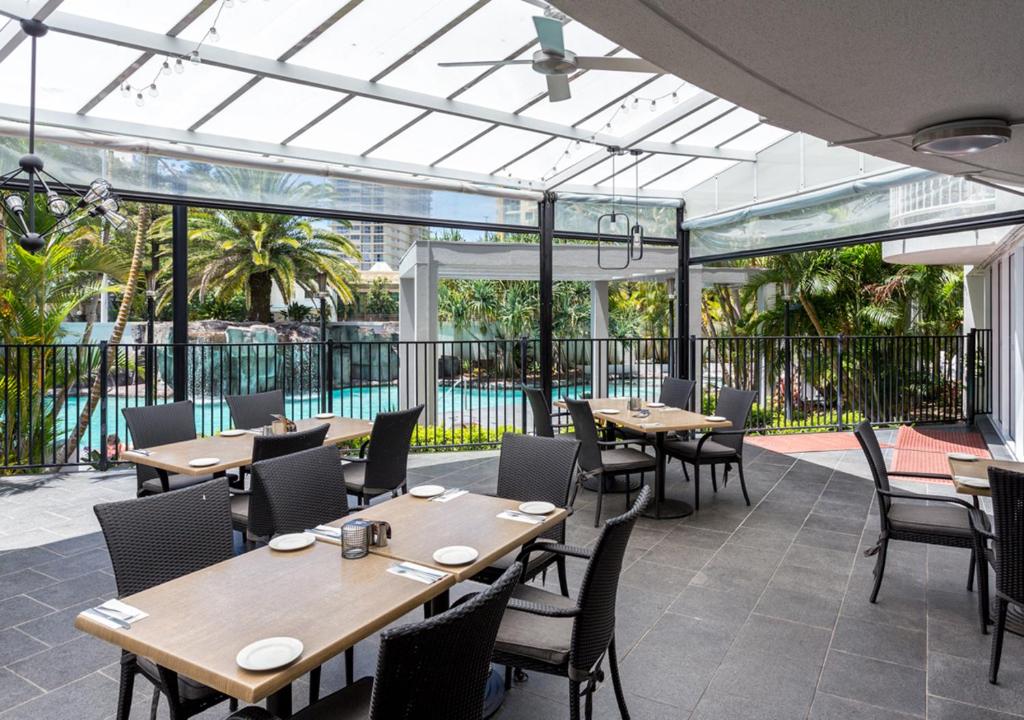 Sovereign on the Gold Coast - Resim 33