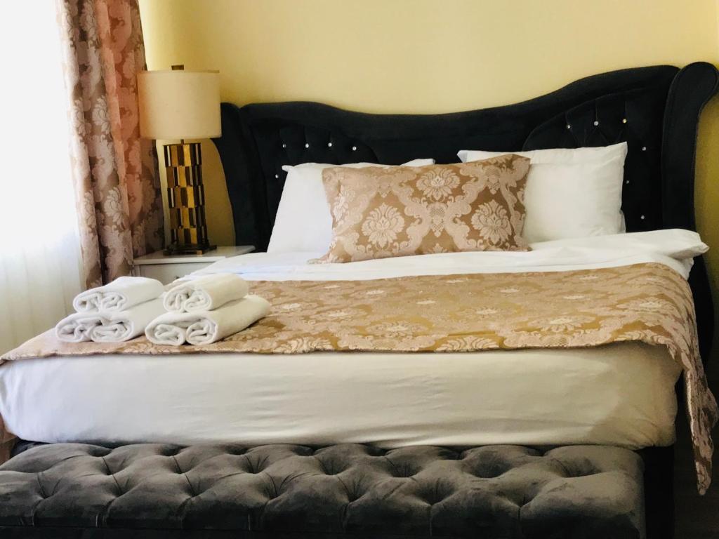 1 dormitorio con 1 cama con toallas en La Mer Boutique Hotel & Guesthouse, en Estambul