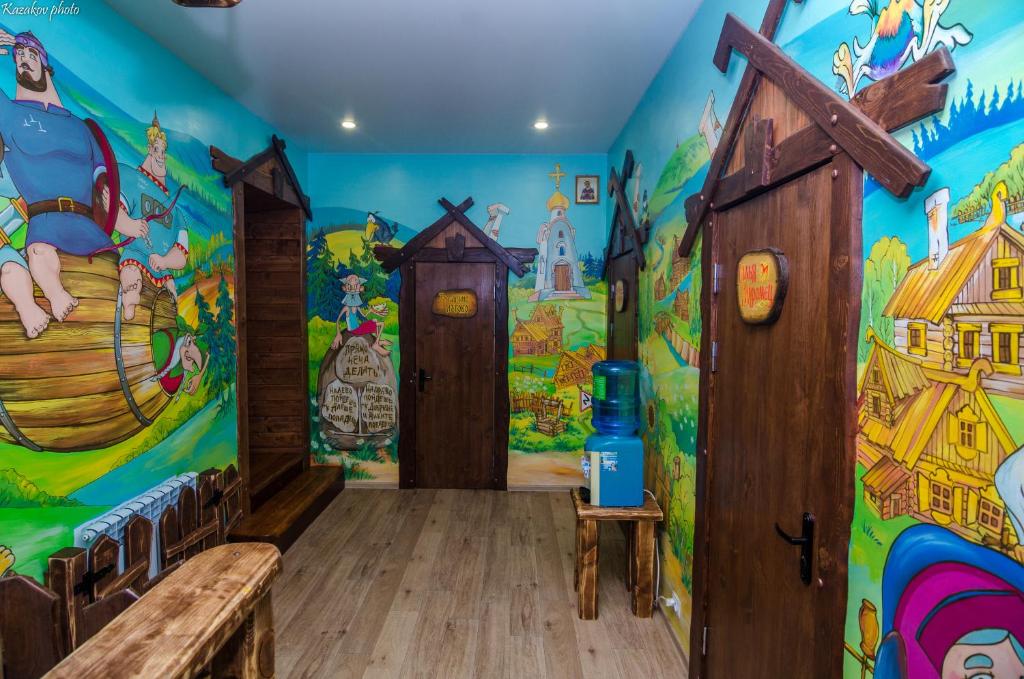 um quarto com um grande mural na parede em Guest House Tri Bogatyrya em Velikiy Ustyug