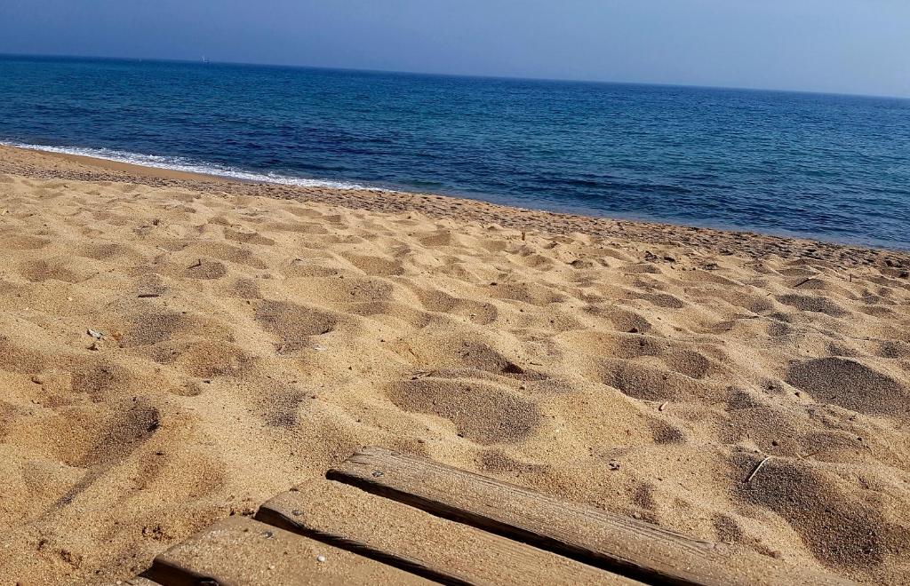 una playa con huellas en la arena junto al océano en Rambla Poblenou&Mar Bella Beach, en Barcelona