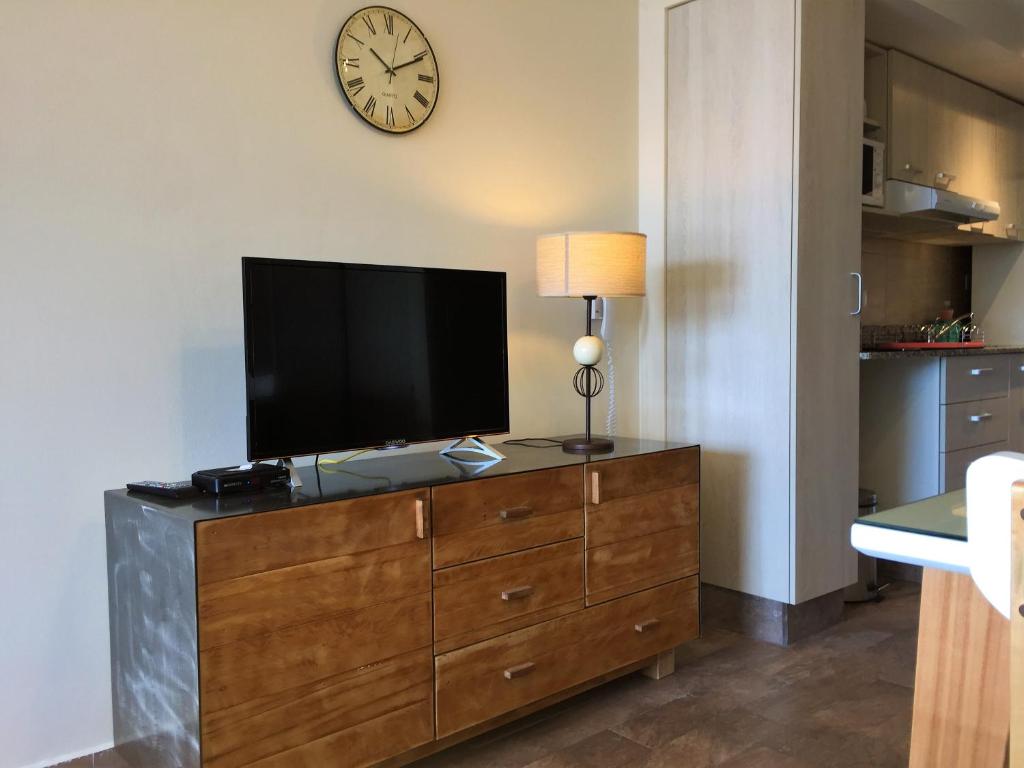 URBANA SUITES & STUDIOS 440にあるテレビまたはエンターテインメントセンター