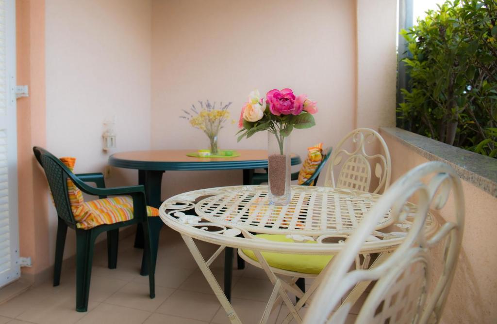 Branka APP في دْرامالج: طاولة وكراسي عليها إناء ورد