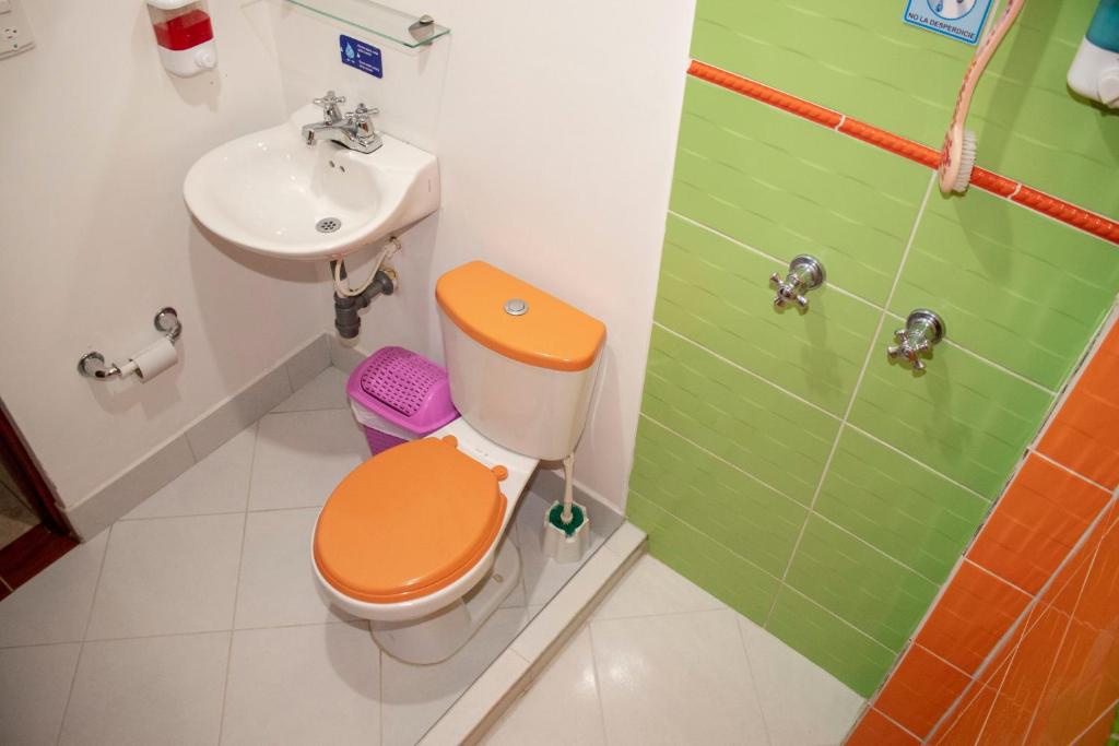 un bagno con un water e un lavandino di Hostal Palmas De Cocora a Salento