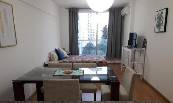 un soggiorno con tavolo e divano di Moderno San Telmo USD Blue a Buenos Aires