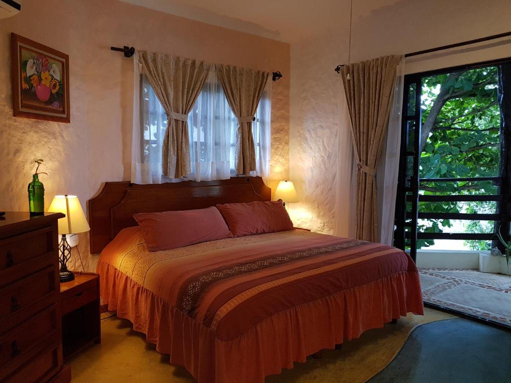 En eller flere senger på et rom på Hotel El Moro