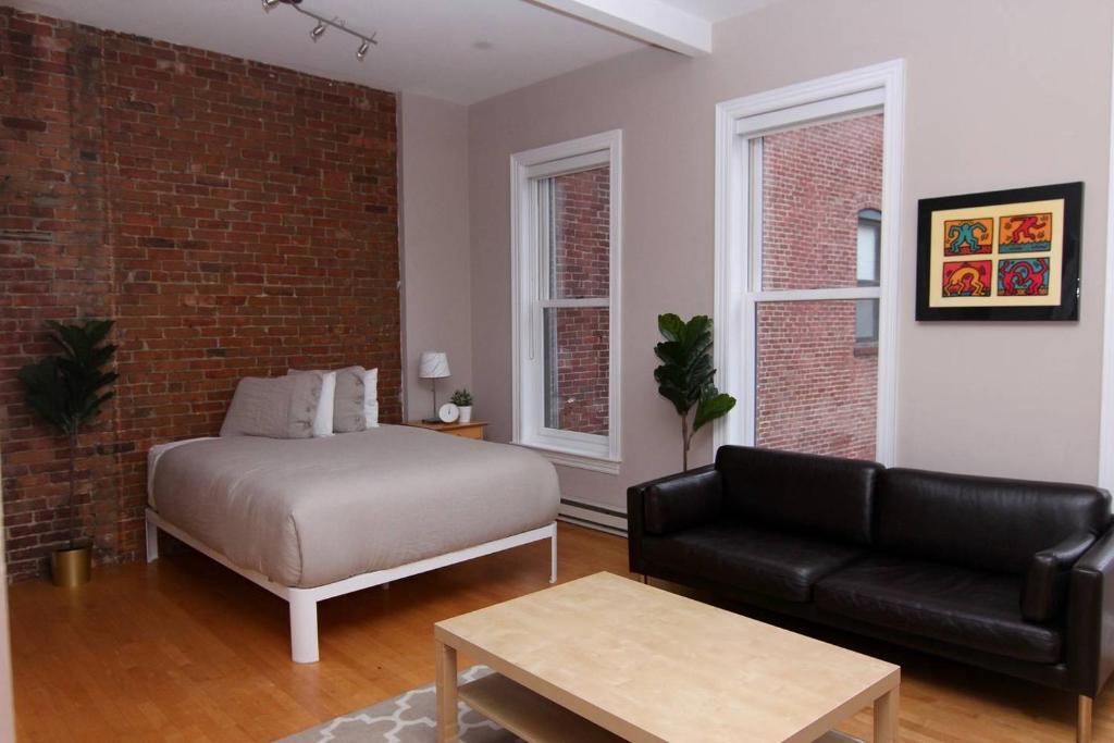 sala de estar con cama y sofá en Stylish Downtown Studio in the South End, #8, en Boston