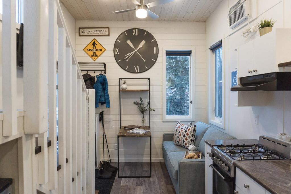 una casa pequeña con un reloj en la pared en Tiny Homes by Snow Valley Lodging en Fernie