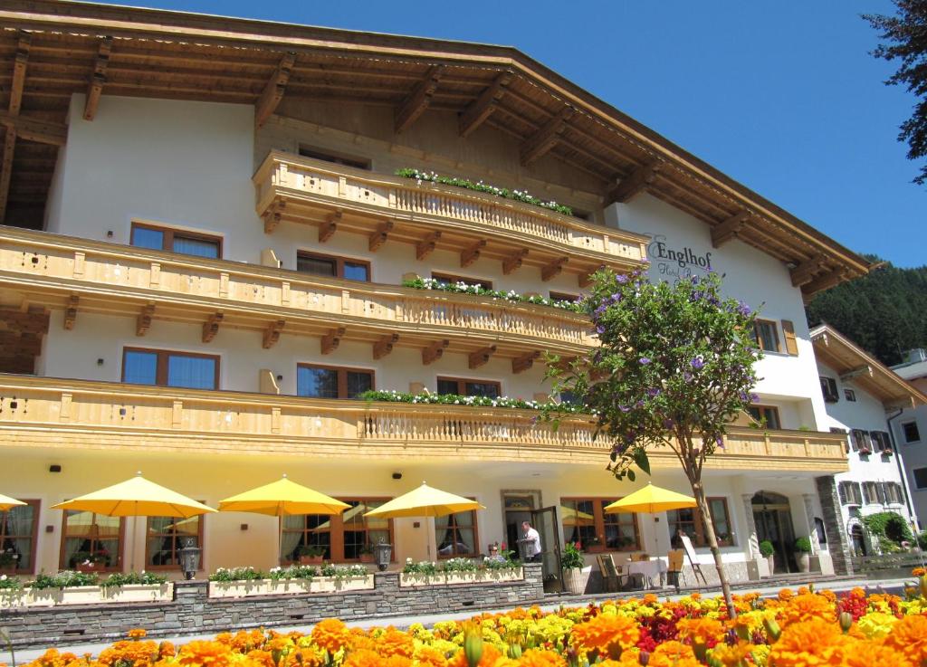 Hotel Englhof في زيل أم زيلر: مبنى كبير فيه مظلات صفراء