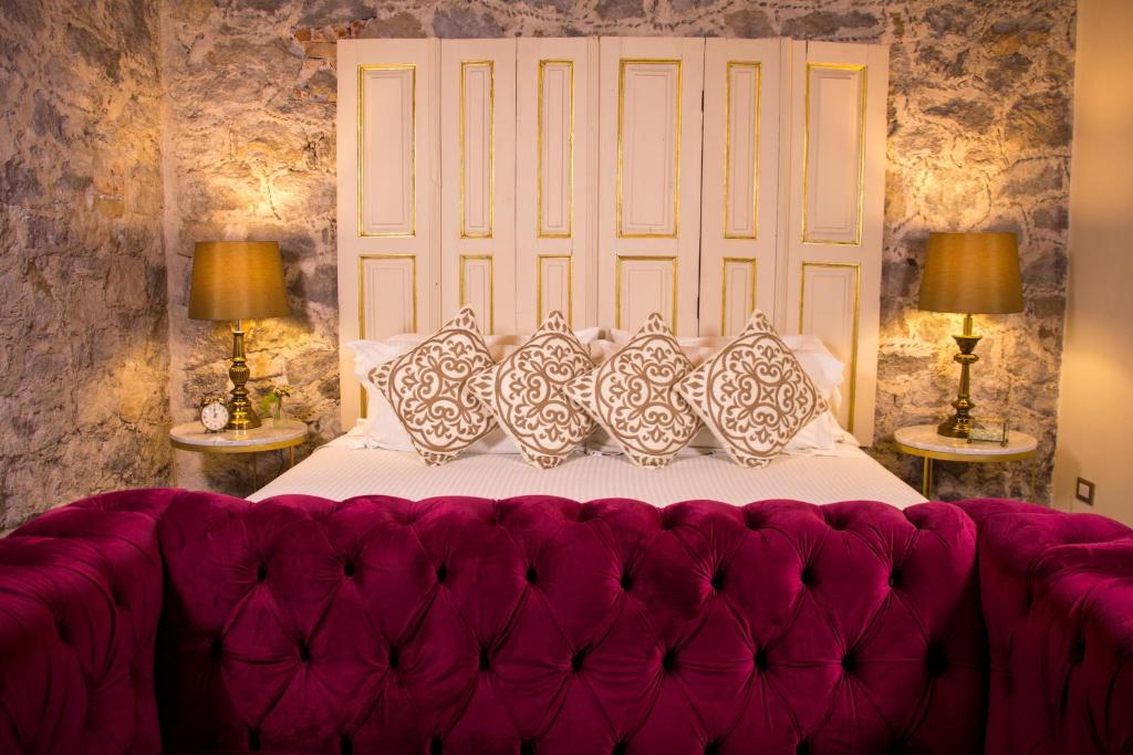 a bedroom with a bed with a purple couch at Luma B&B Boutique in Puebla