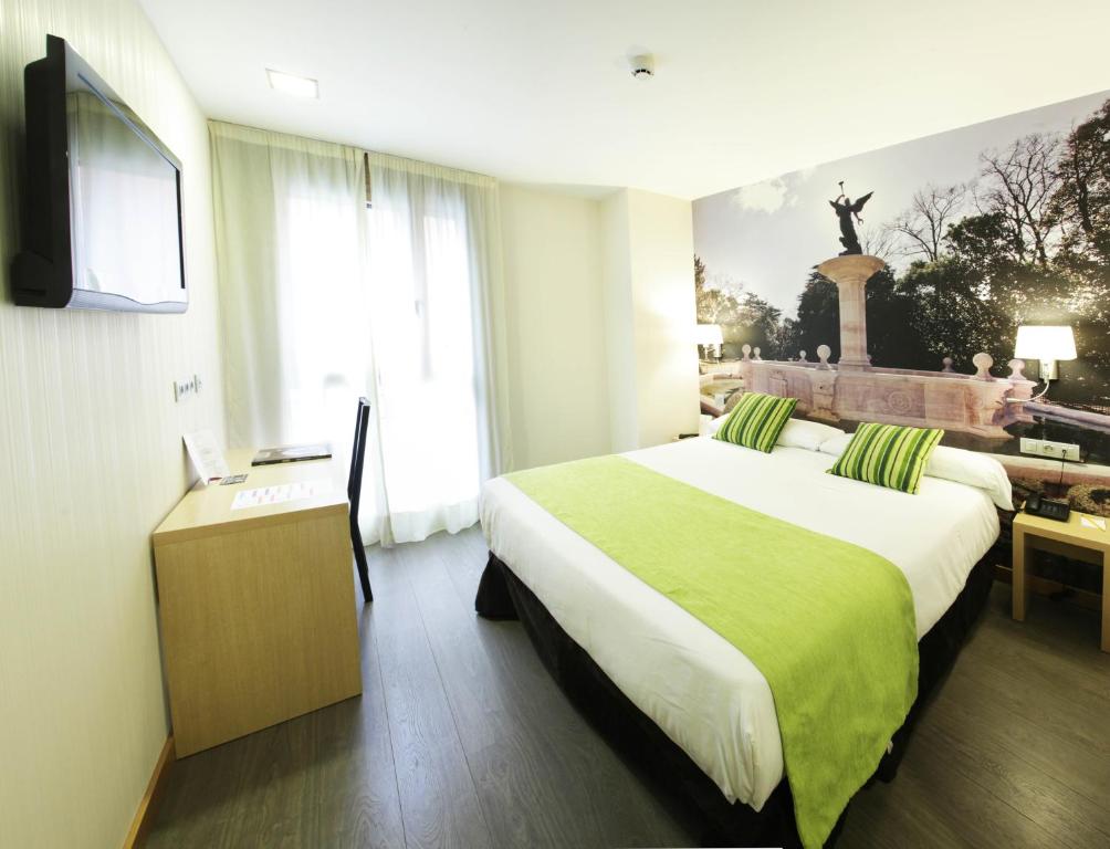 TV a/nebo společenská místnost v ubytování ELE Enara Boutique Hotel