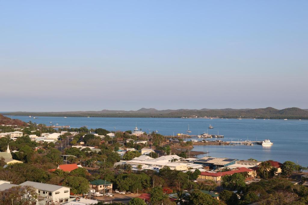una vista aérea de una pequeña ciudad junto a un cuerpo de agua en TI Motel Torres Strait, en Thursday Island
