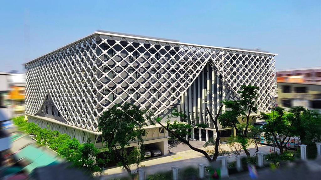 un bâtiment présentant une conception géométrique sur son côté dans l'établissement Bangkok Midtown Hotel, à Bangkok