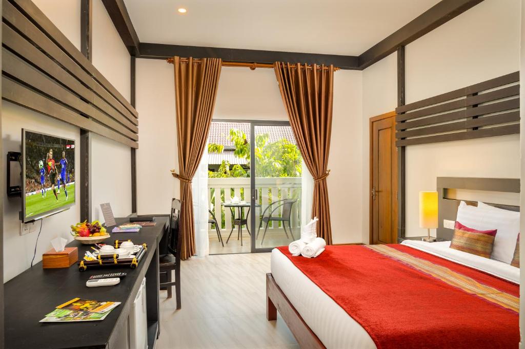 Postel nebo postele na pokoji v ubytování Reveal Angkor Hotel