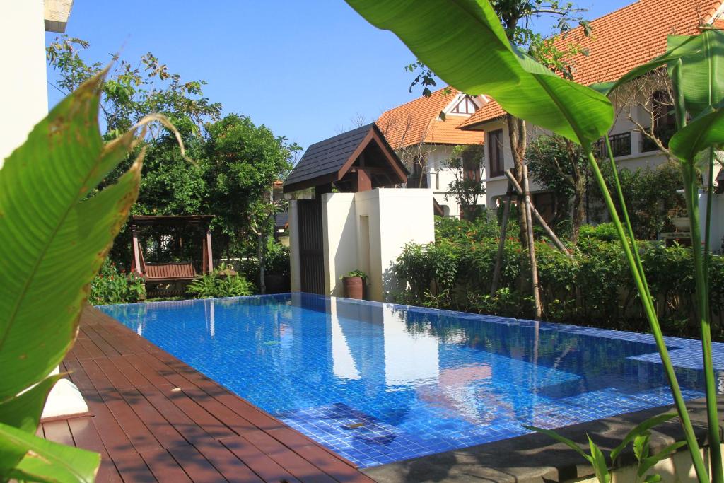 een zwembad in de achtertuin van een huis bij Kims Puramaas Villa Danang in Da Nang