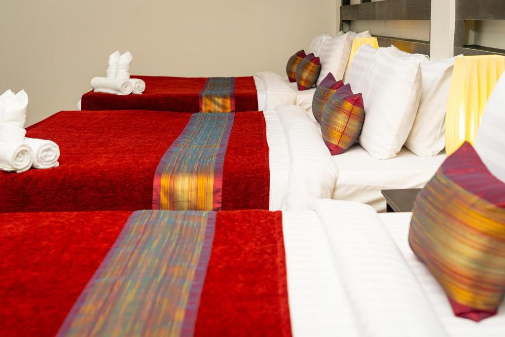Postel nebo postele na pokoji v ubytování Reveal Angkor Hotel