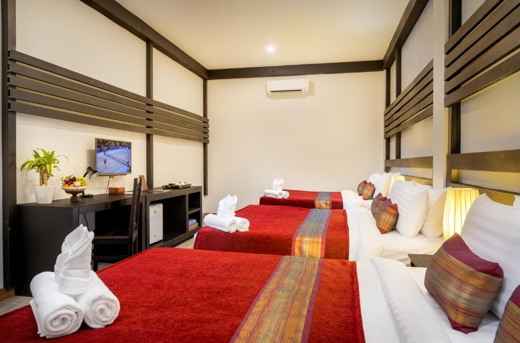 Postel nebo postele na pokoji v ubytování Reveal Angkor Hotel