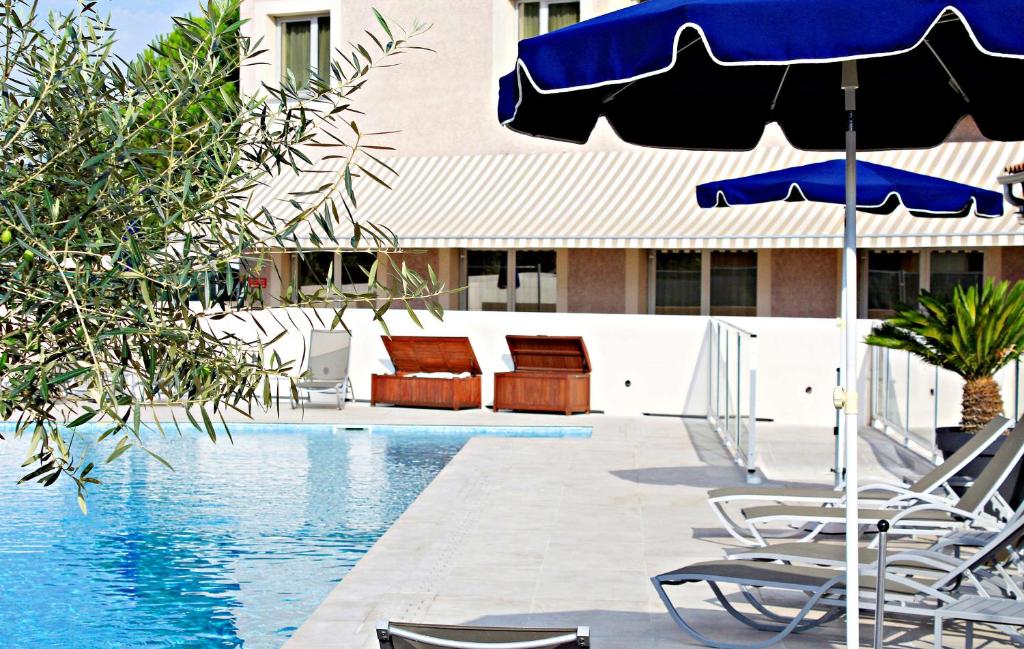 Bazén v ubytování Best Western Marseille Aeroport nebo v jeho okolí