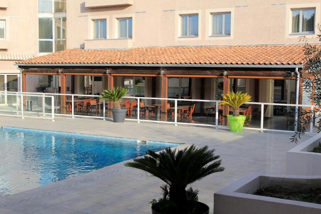 Bazén v ubytování Best Western Marseille Aeroport nebo v jeho okolí