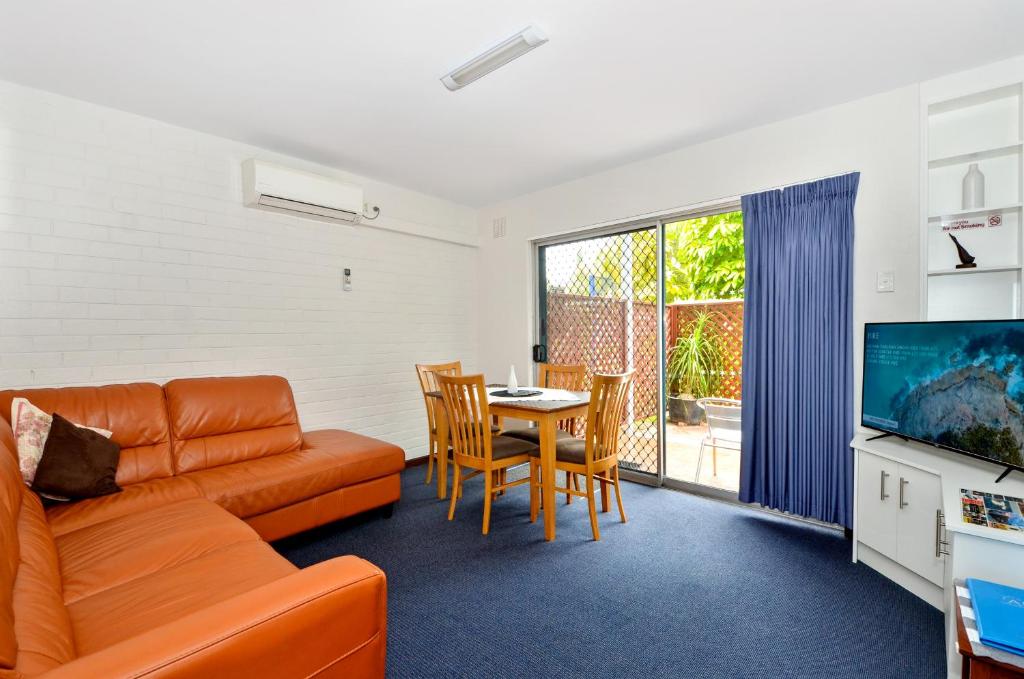 Posezení v ubytování Dolphin Lodge Albany - Self Contained Apartments at Middleton Beach