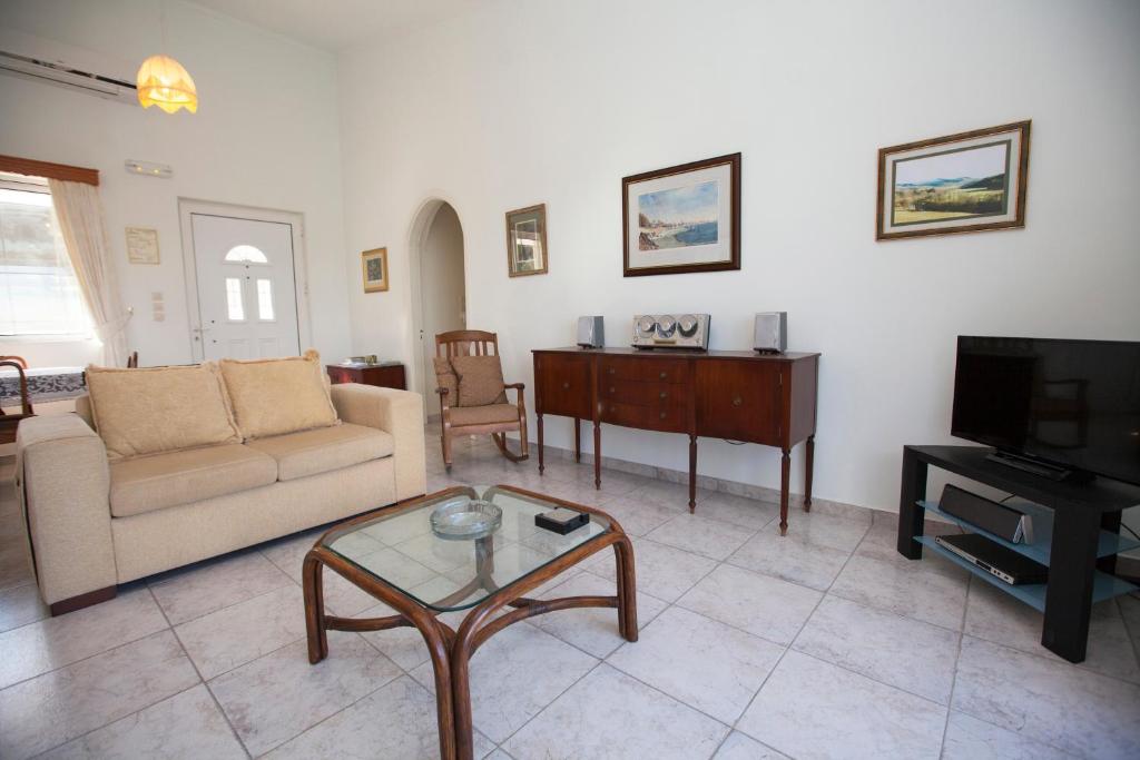 Telewizja i/lub zestaw kina domowego w obiekcie The Olive Grove Villa Private Pool with star links WiFi