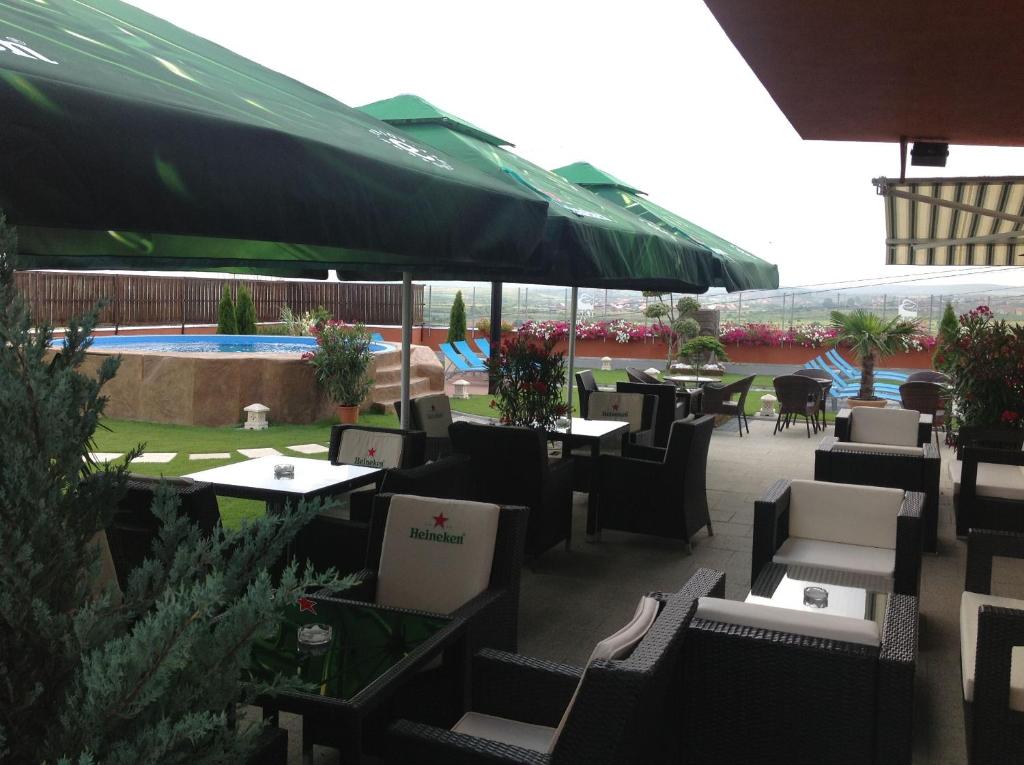 Bazén v ubytování Sky Hotel nebo v jeho okolí