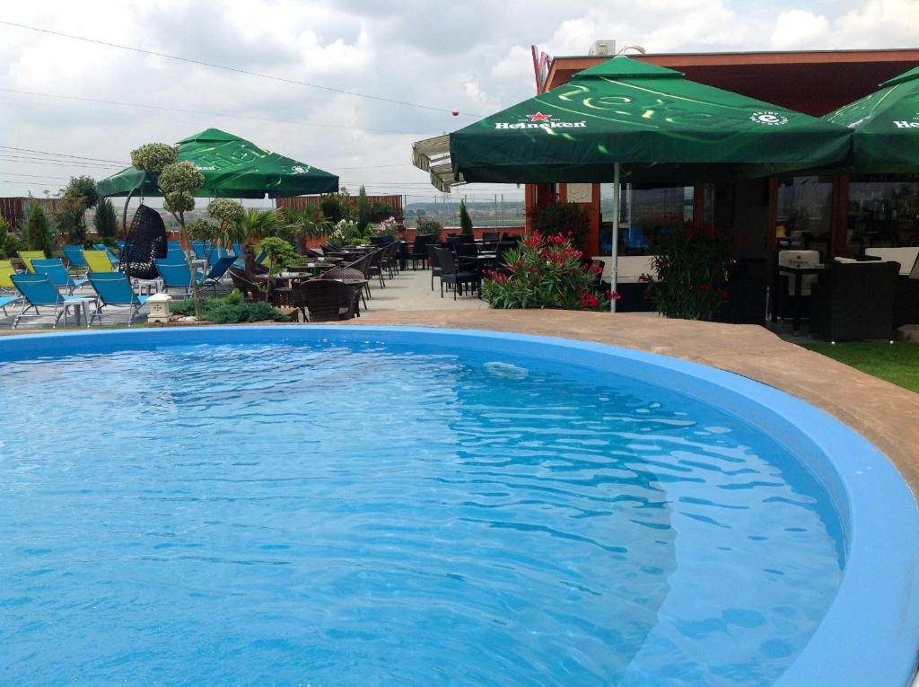 Bazén v ubytování Sky Hotel nebo v jeho okolí