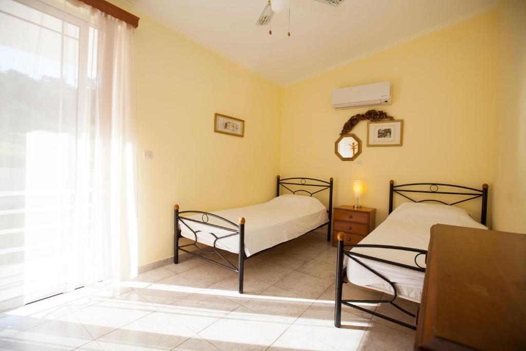 Łóżko lub łóżka w pokoju w obiekcie The Olive Grove Villa Private Pool with star links WiFi