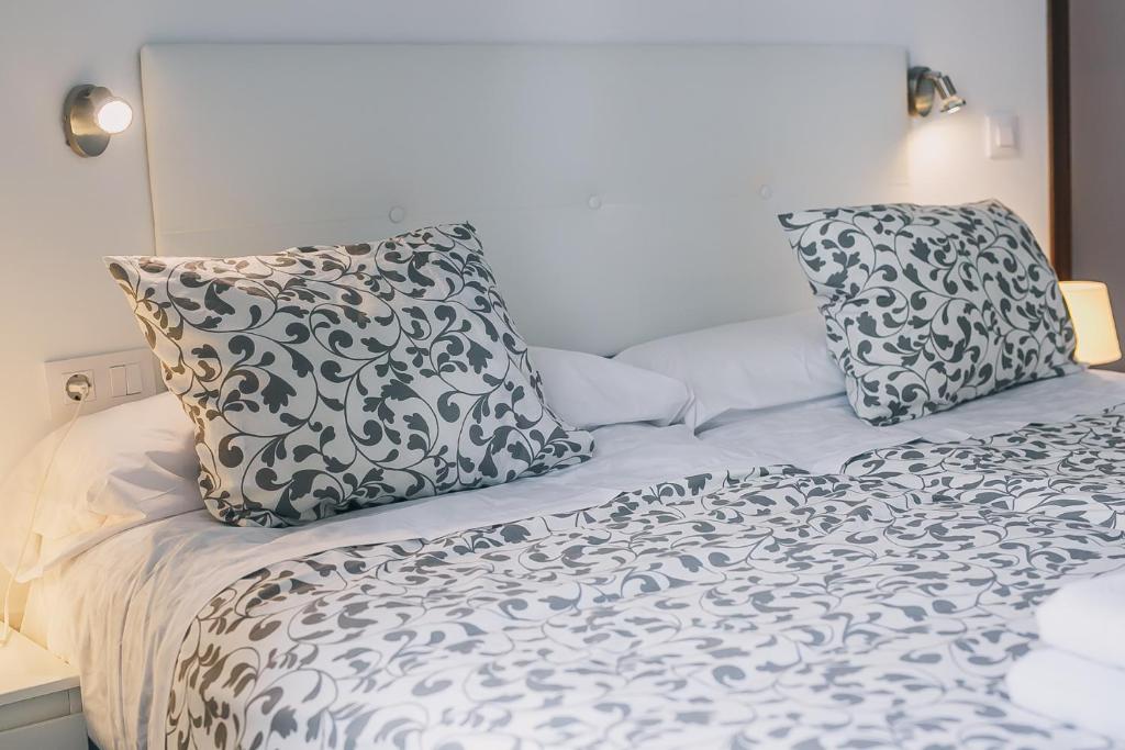 A bed or beds in a room at Apartamentos casa palacio