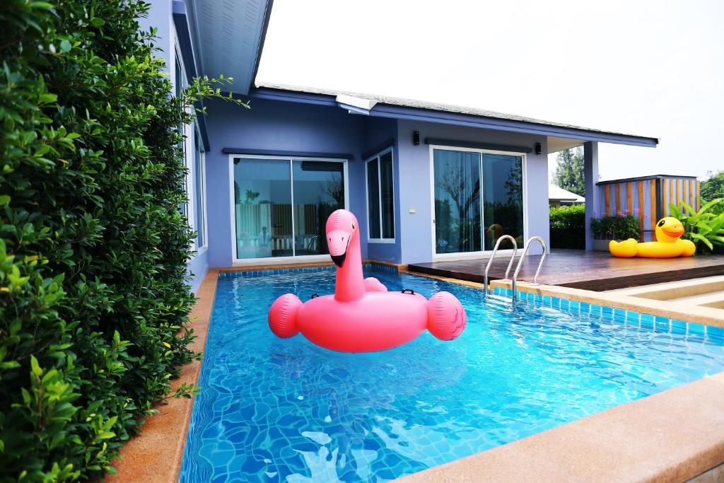 una piscina con cigno rosa gonfiabile in una casa di Thacha Pool Villa B a Hua Hin