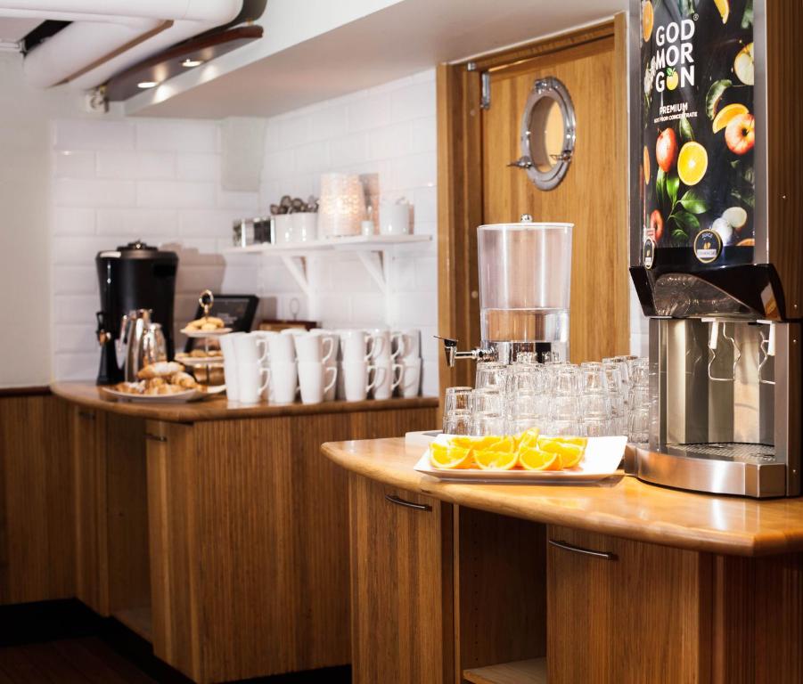 Příslušenství pro přípravu čaje a kávy v ubytování Hotel Örebro