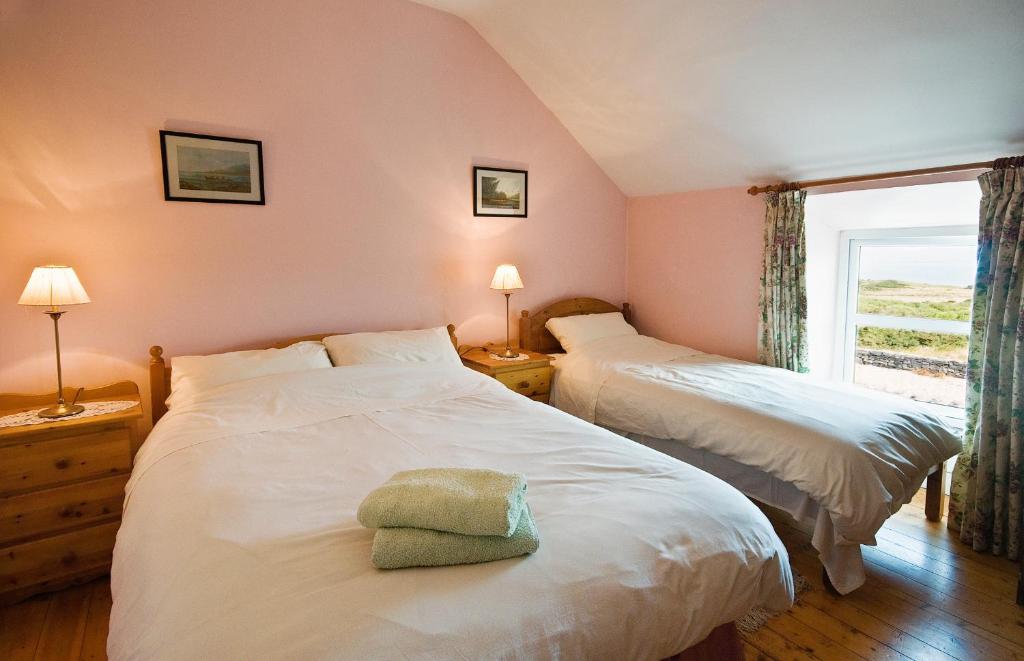 Una cama o camas en una habitación de Castlehouse B&B