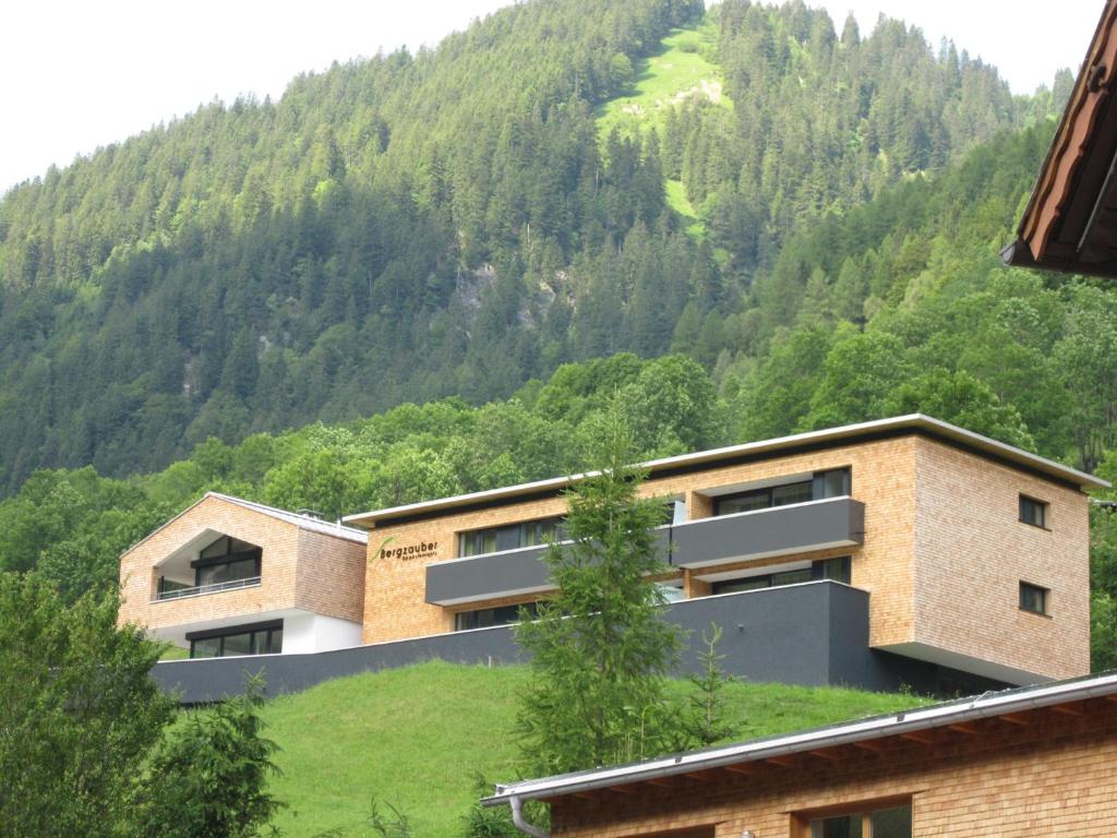 un edificio al lado de una montaña en Bergzauber Appartements en Brand