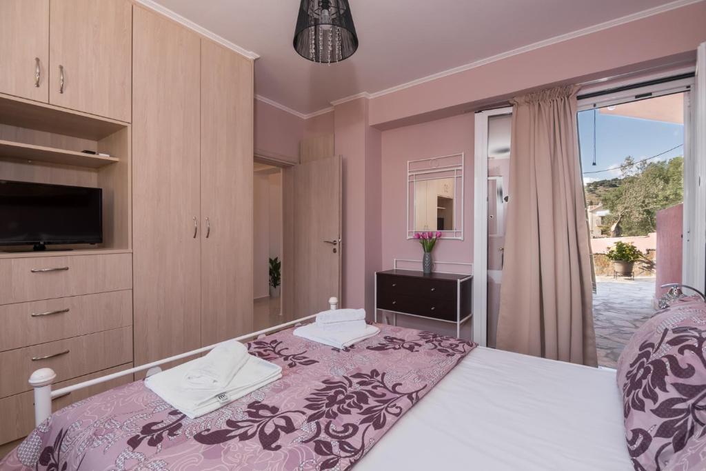 Posteľ alebo postele v izbe v ubytovaní Sofia's apartments