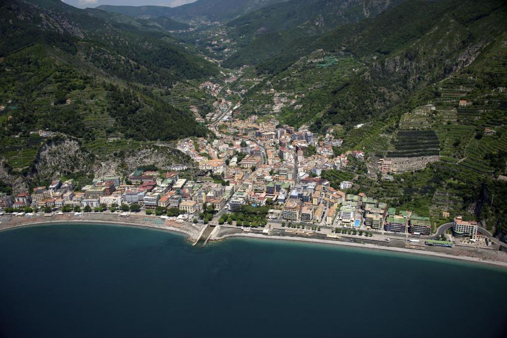 una vista aerea di una città vicino a un corpo idrico di Casa Vacanze Maiori a Maiori