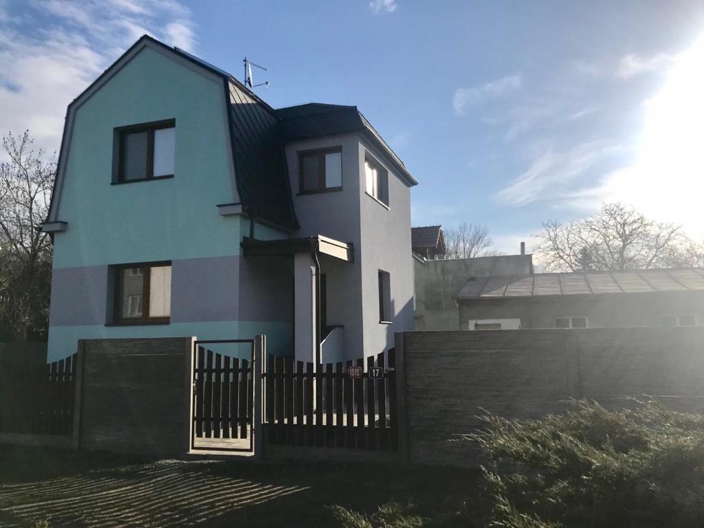 une maison blanche avec une clôture devant elle dans l'établissement U Čepičků, à Nymburk