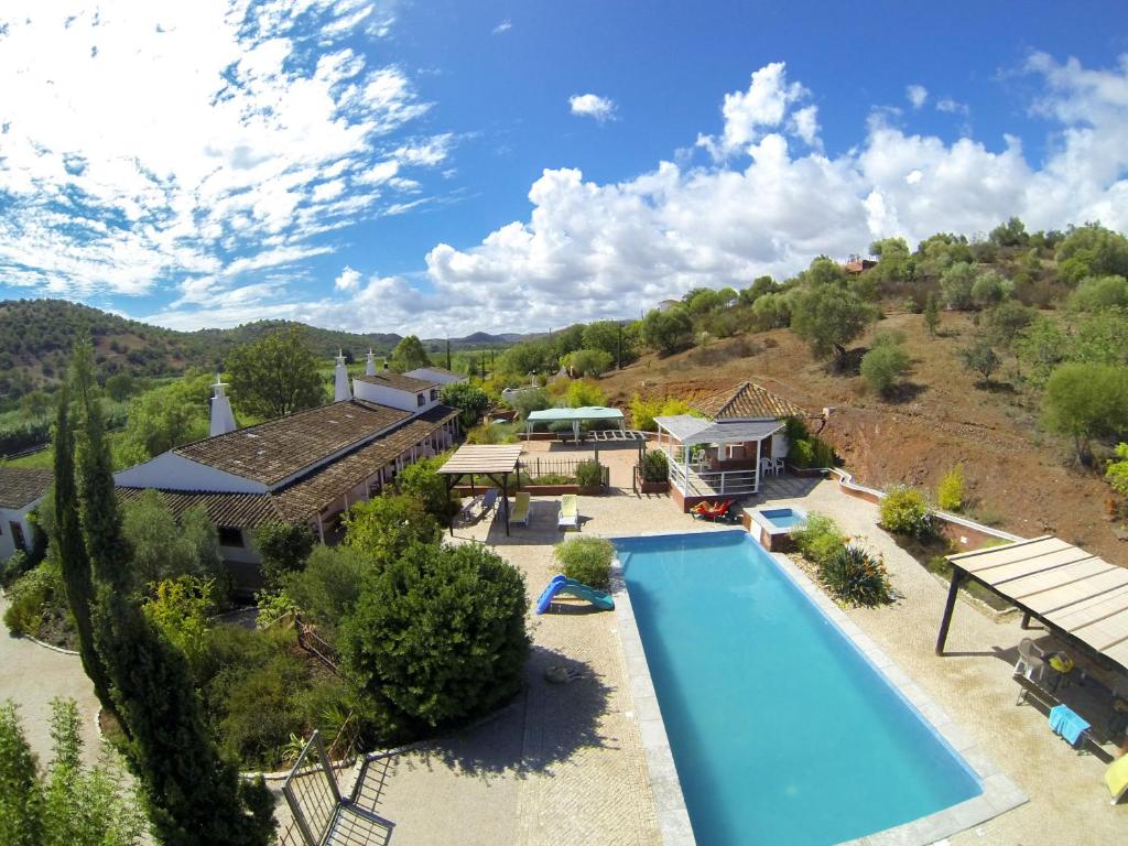 uma vista aérea de uma casa com piscina em Fazendinha - Tavira - Spacious and tranquil em Tavira