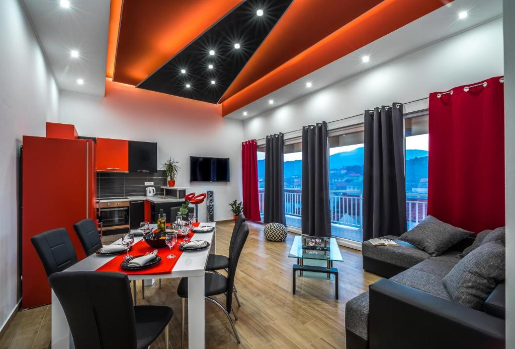 uma sala de jantar e sala de estar com mesa e cadeiras em Apartments Sunshine Home em Vela Luka