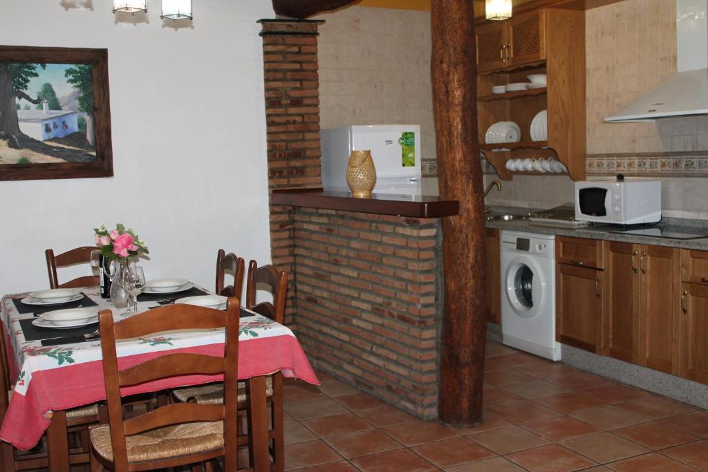 Kuchnia lub aneks kuchenny w obiekcie Apartamentos Rurales Rosendo: La Madre Selva